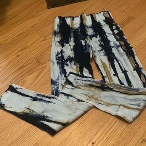 Full length. Scrunch butt. Dk blue and gold accents. Size medium.